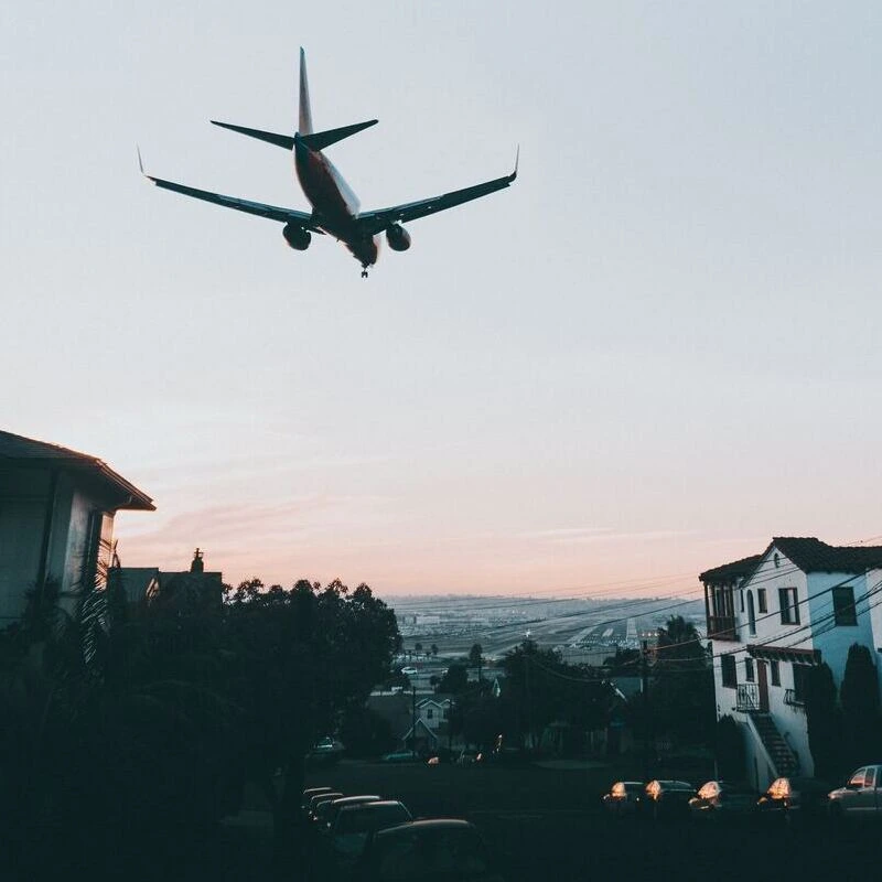 Boeing 737 over houses