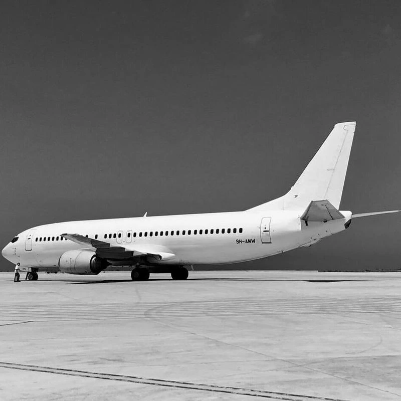 white exterior of Boeing 737